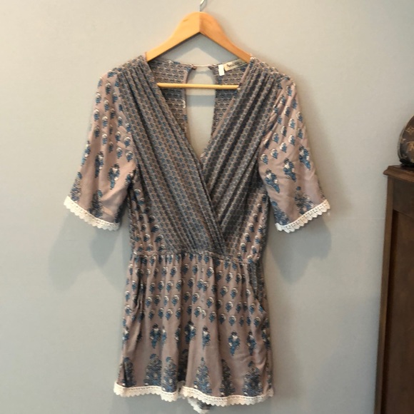 Boutique wrap front printed romper size medium - Picture 3 of 6